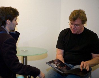 In einer ruhigen Ecke des "Manfrotto School of Xcellence"-Standes nahm sich Joe McNally Zeit für mich und mein Portfolio In einer ruhigen Ecke des "Manfrotto School of Xcellence"-Standes nahm sich Joe McNally Zeit für mich und mein Portfolio