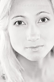Nora s/w Portrait von Model "Nora" in schwarz-weiß, ausgeleuchtet mit einem Ringblitz